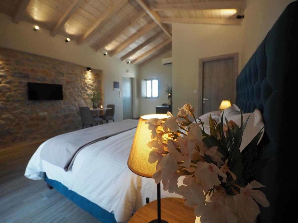 Terra Di Pietra Exclusive Suites & Apartments Areopoli Bagian luar foto