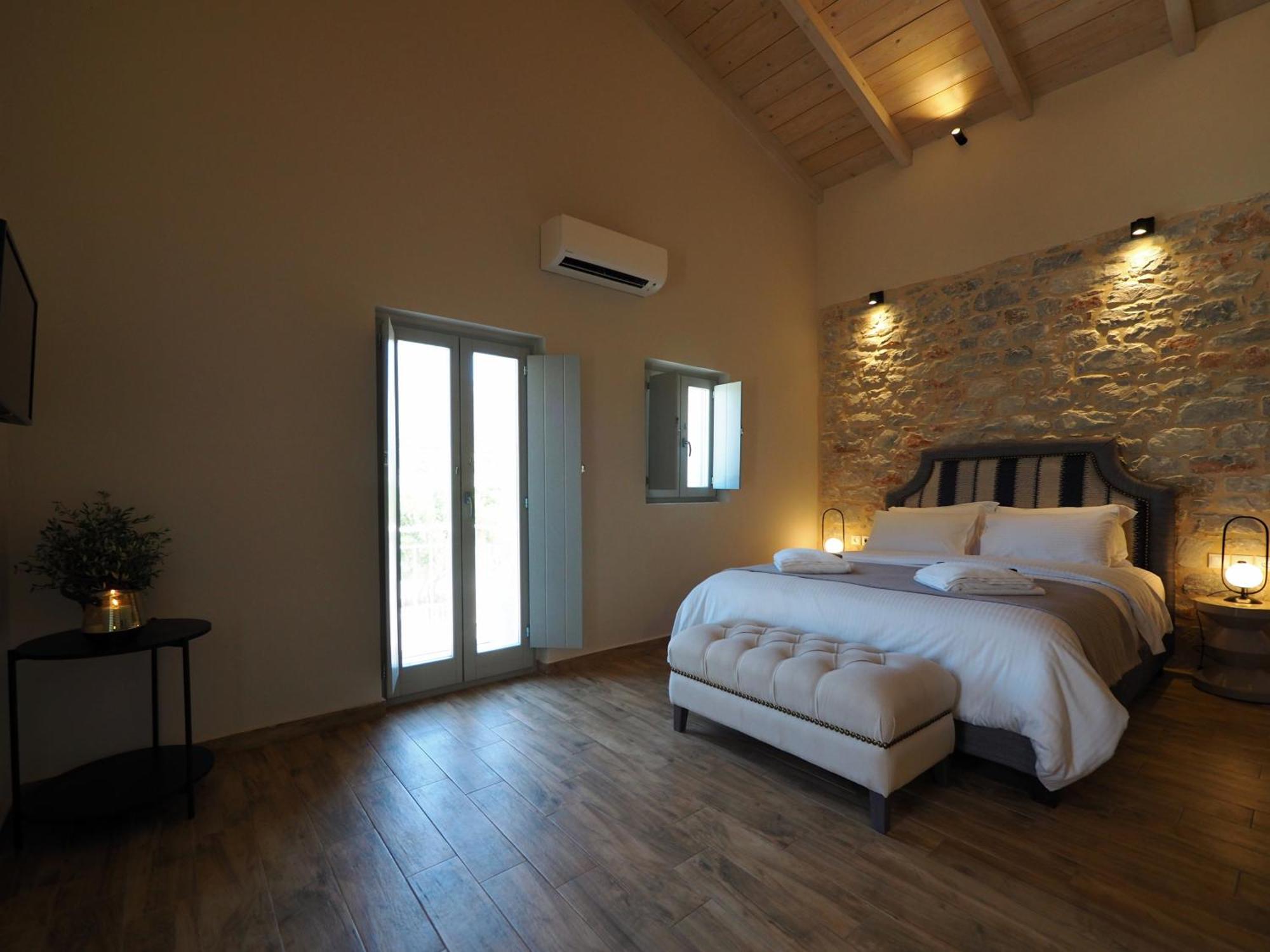 Terra Di Pietra Exclusive Suites & Apartments Areopoli Bagian luar foto