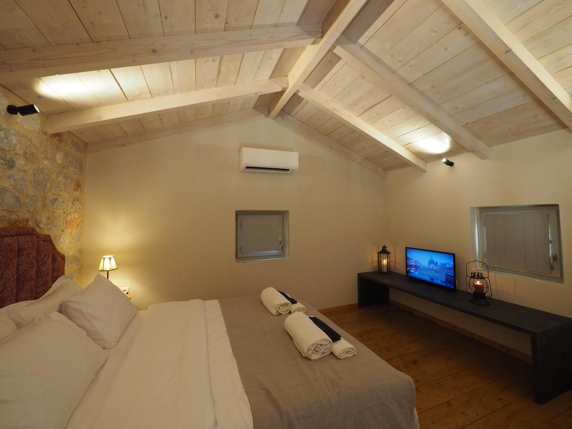 Terra Di Pietra Exclusive Suites & Apartments Areopoli Bagian luar foto