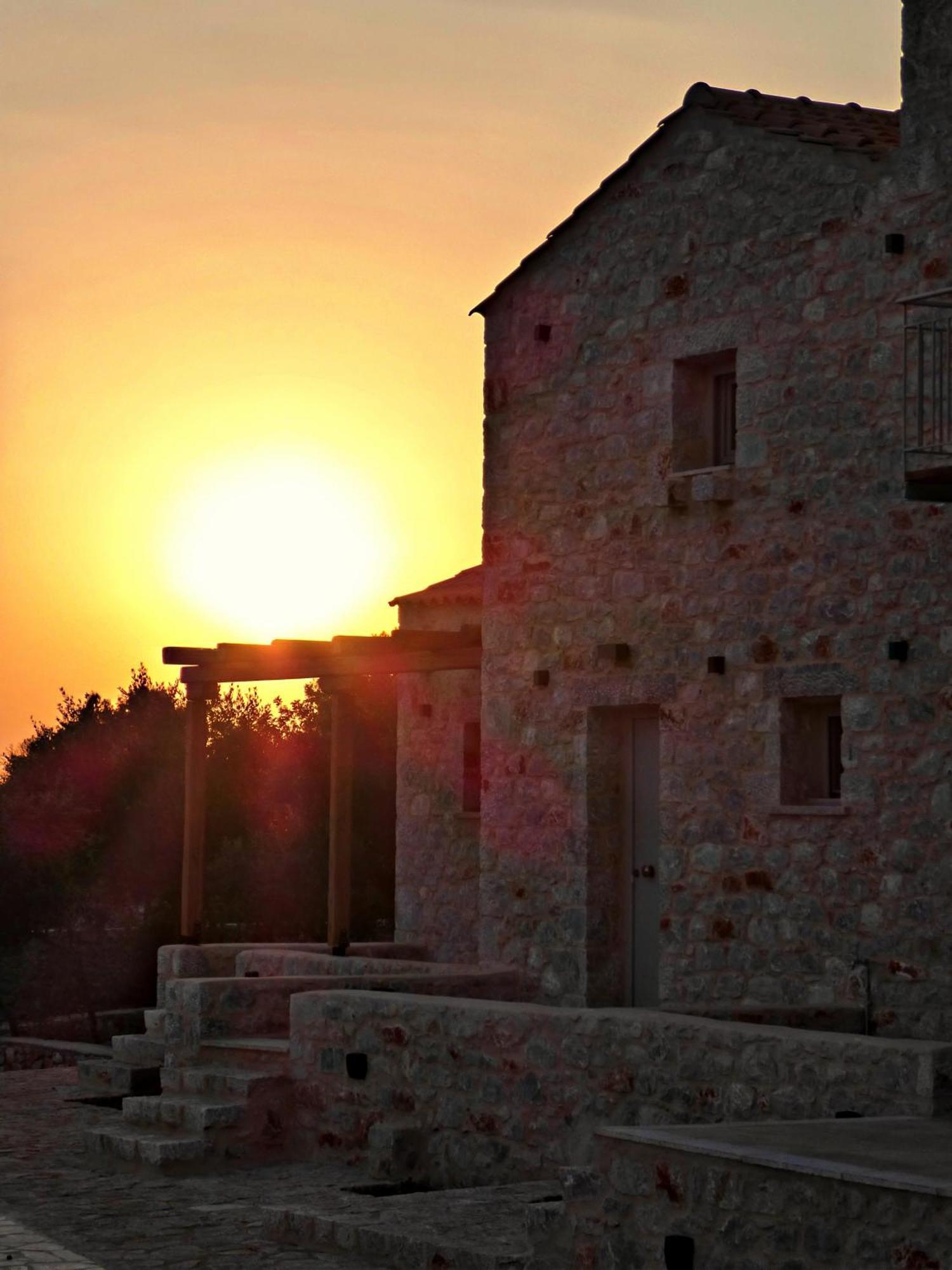 Terra Di Pietra Exclusive Suites & Apartments Areopoli Bagian luar foto