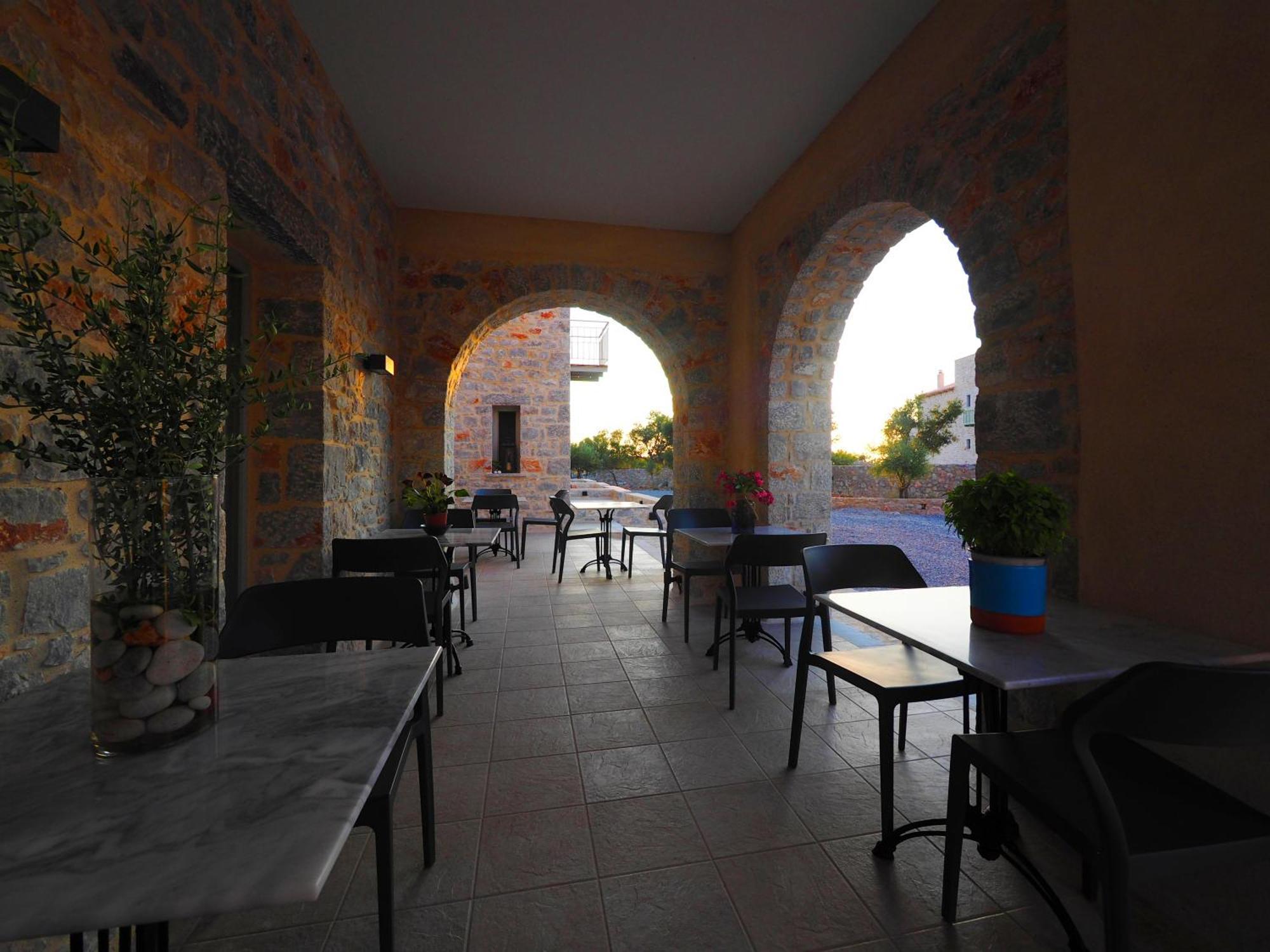 Terra Di Pietra Exclusive Suites & Apartments Areopoli Bagian luar foto