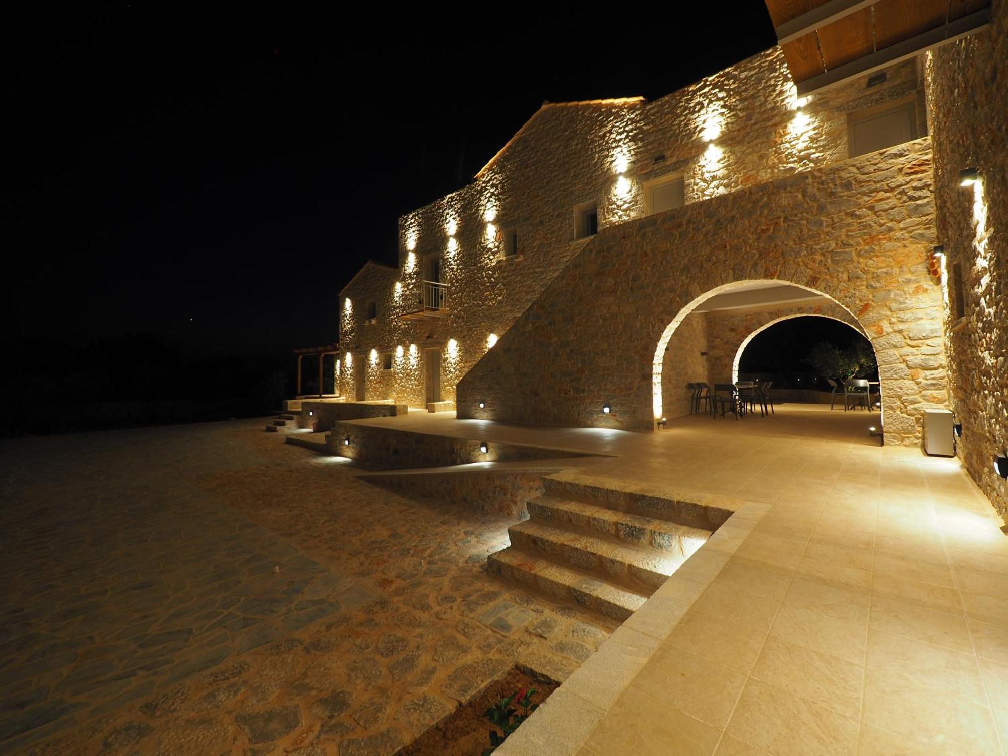 Terra Di Pietra Exclusive Suites & Apartments Areopoli Bagian luar foto