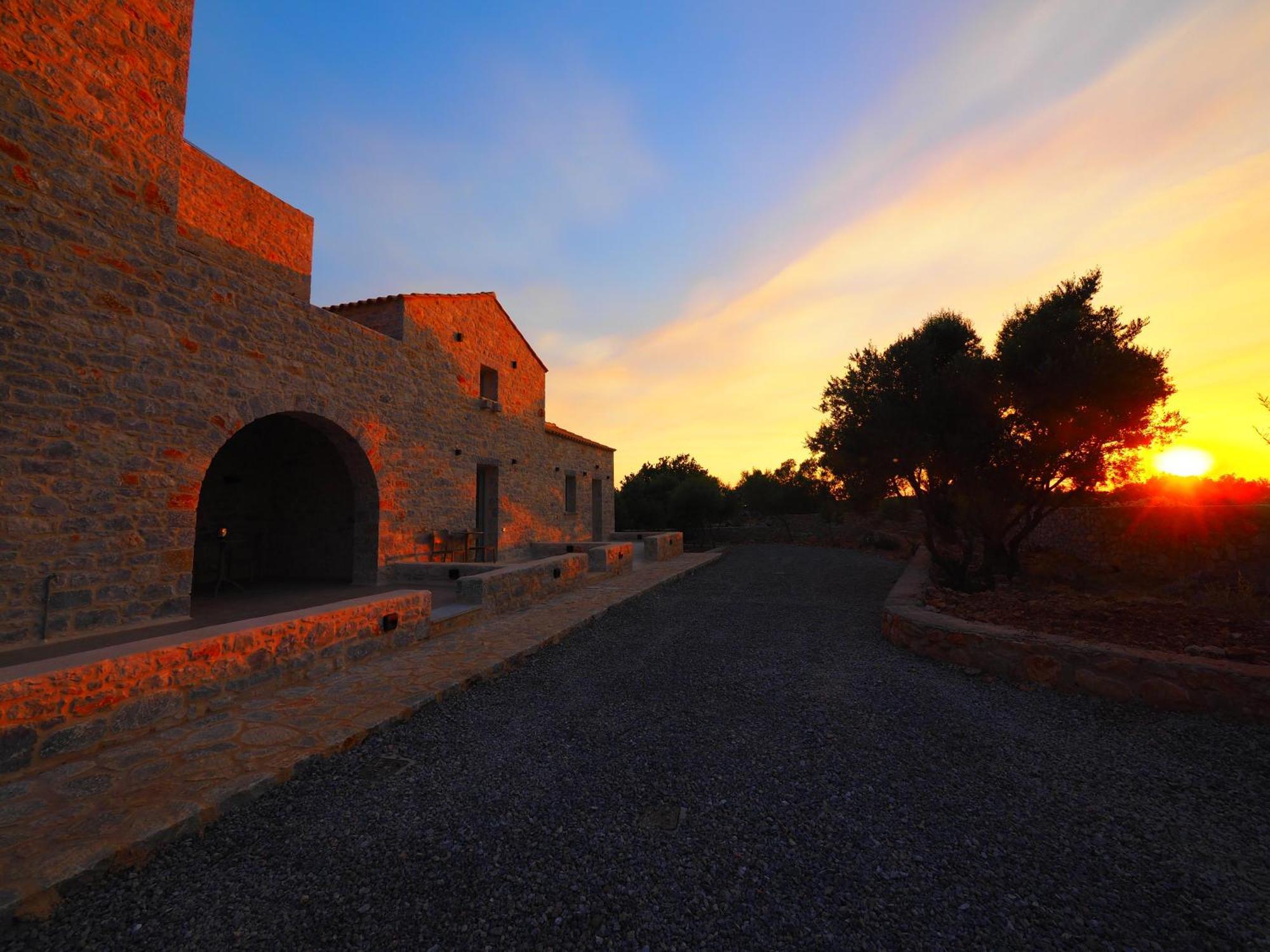 Terra Di Pietra Exclusive Suites & Apartments Areopoli Bagian luar foto